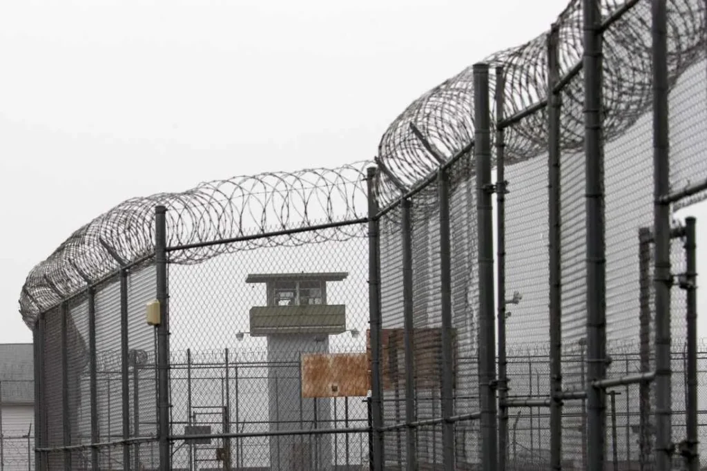 Fresh York to decrease jail cover hiring pace to 18 amid officer deficit : NPR