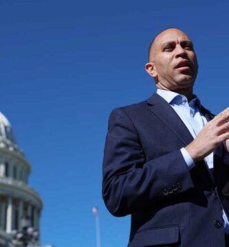 Pardoned Capitol rioter arrested for allegedly threatening to shoot Hakeem Jeffries : NPR
