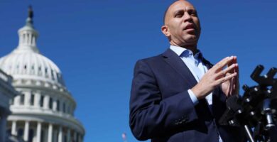 Pardoned Capitol rioter arrested for allegedly threatening to shoot Hakeem Jeffries : NPR