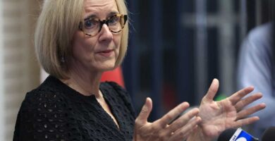 Miami mayor calls for reinstating TPS for Venezuelans : NPR